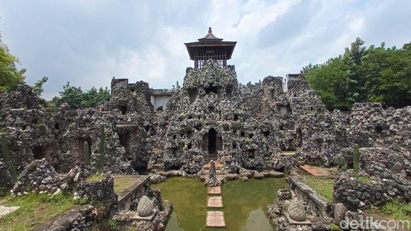 Taman Sari Gua Sunyaragi